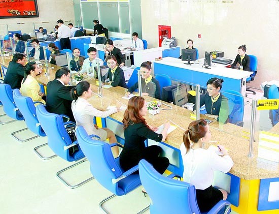 The State Bank of Vietnam has instructed commercial banks to ensure payment and cash withdrawal demand in upcoming holidays. In the SGGP photo is Nam A Bank